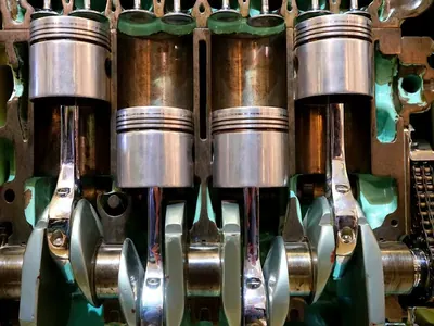 Exposed engine pistons, connecting rods and crankshaft.